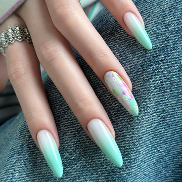 Manucure en dégradé réalisée avec les Airbrush Gels Blumae